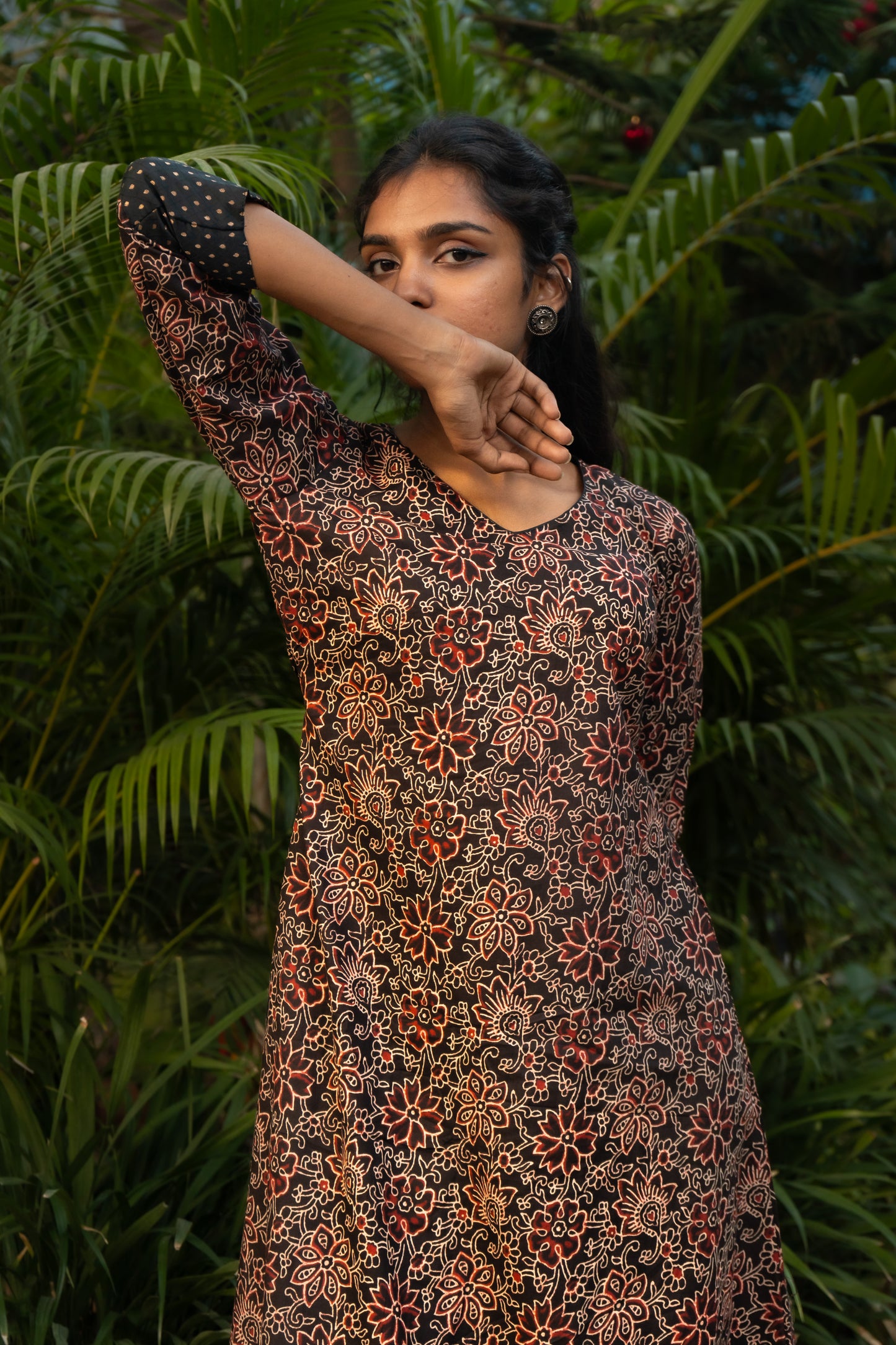 Close-up of sleeve detailing showing black silk border on 3/4th sleeves of Bagru cotton kurti.