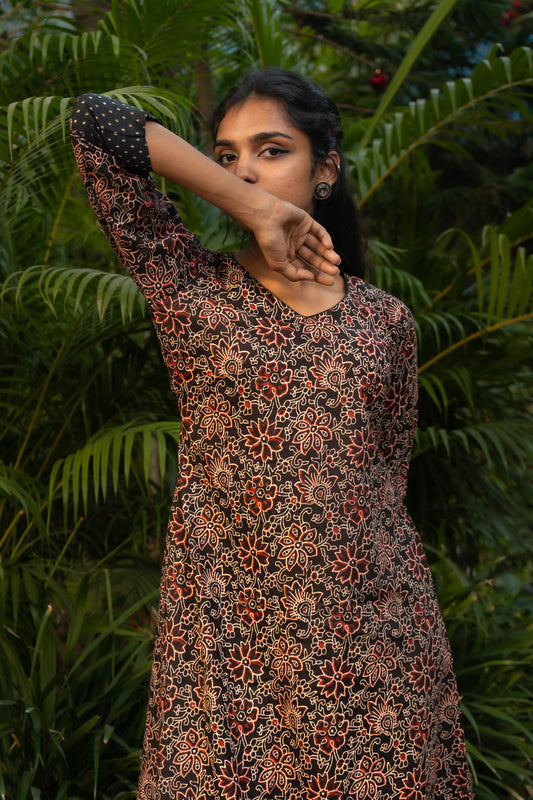 Close-up of sleeve detailing showing black silk border on 3/4th sleeves of Bagru cotton kurti.