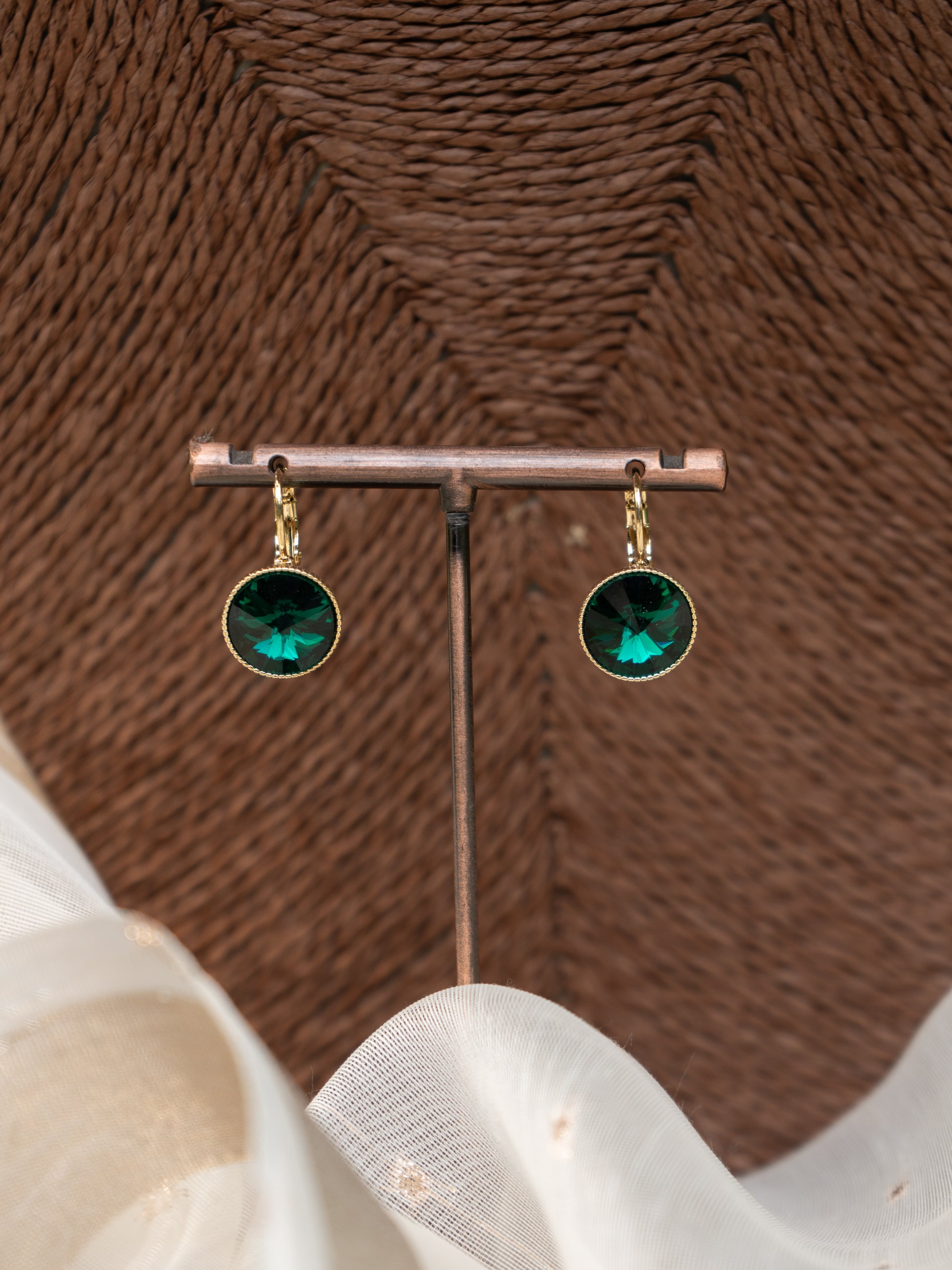 Elegant gold lock-hook earring with emerald green round gem, under 1 cm, hanging design.