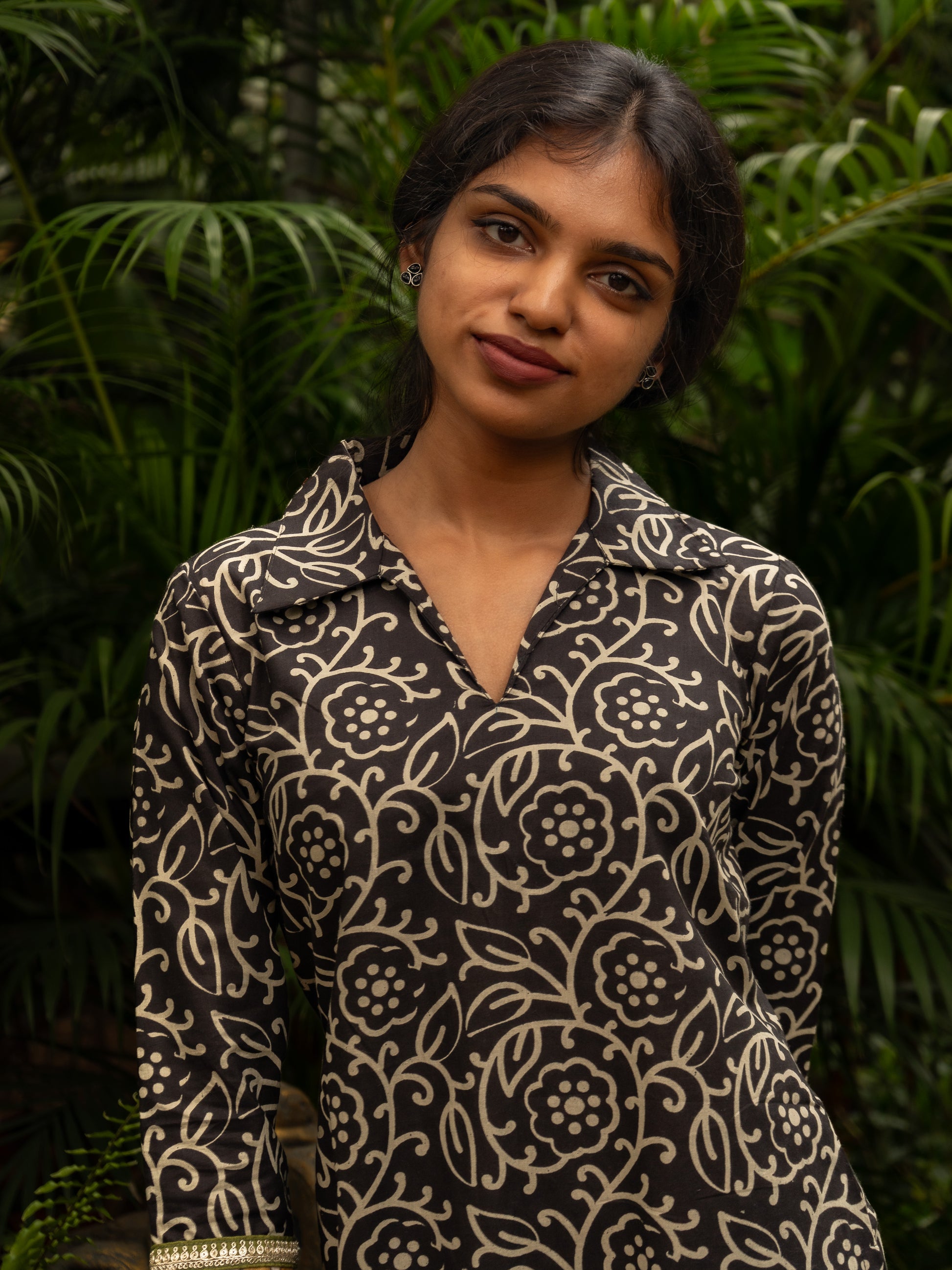 Close-up of sleeve borders with kalamkari and lace detailing on black and white cotton kurti, handcrafted in-house by Sakyaa tailors.