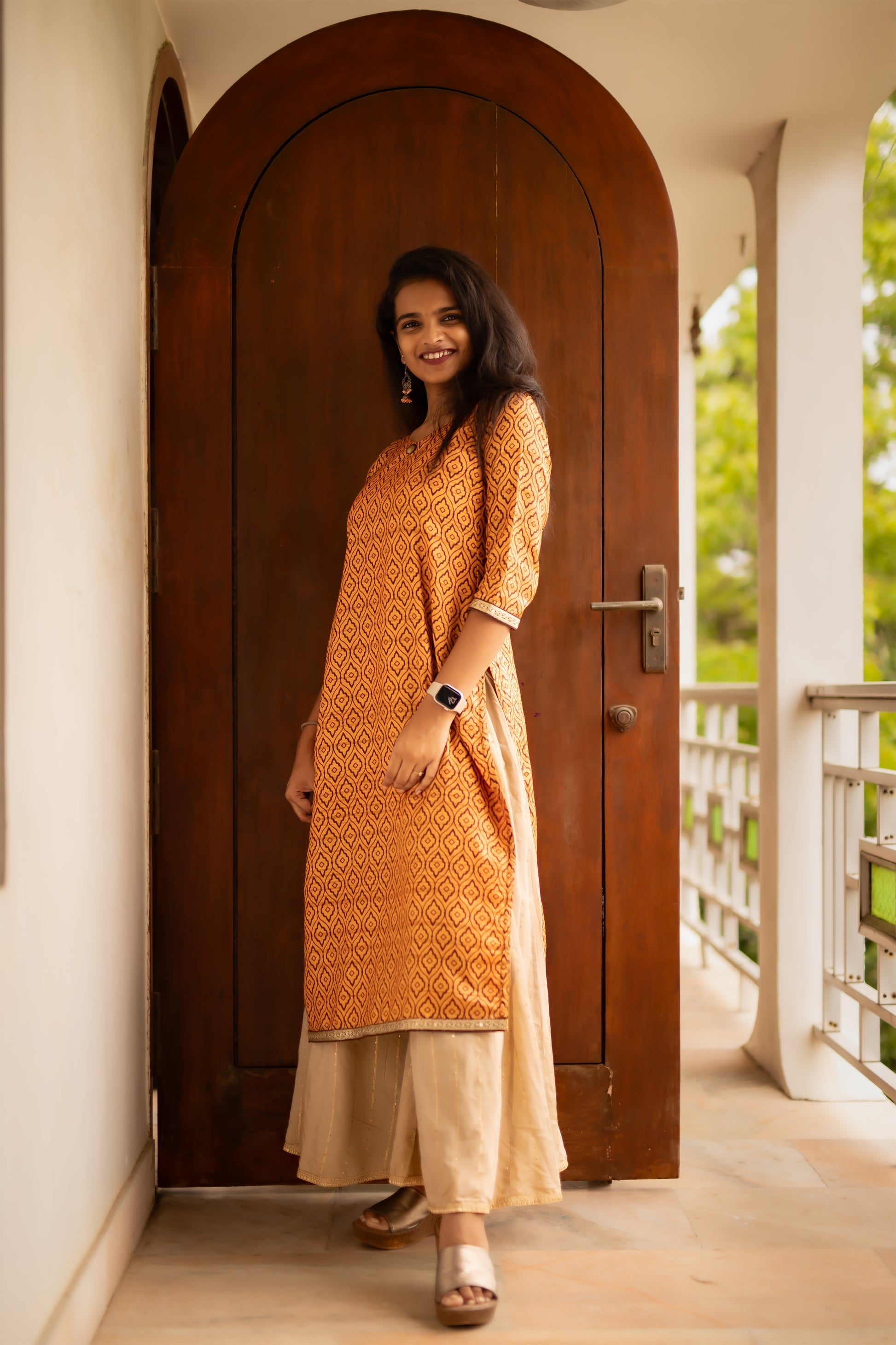 A Classic Sakyaa design featuring semi tussar fabric, lined with a warm and elegant gold lace and 3/4th sleeves.